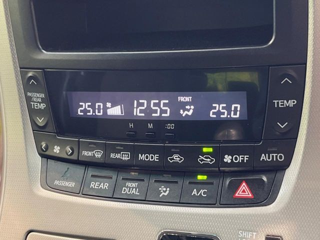 【オートエアコン】一度お好みの温度に設定すれば、車内の温度を検知し風量や温度を自動で調整。暑い…寒い…と何度もスイッチ操作をする必要はありません。快適な車内空間には必須の機能ですね♪