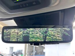 【デジタルインナーミラー】後席の大きな荷物や同乗者で後方が確認しづらい時でも安心！カメラが撮影した車両後方の映像をルームミラー内に表示。クリアな視界で状況の確認が可能です！