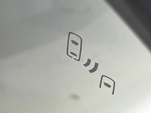 【ブラインドスポットモニター】走行中、ドアミラーの死角になりやすい箇所に後続車が接近するとサイドミラーのレンズに警告を表示！ドライバーに注意喚起をしてくれます。