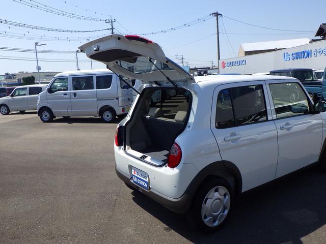 バックドアは跳ね上げ式なので雨の日の積荷も安心です。