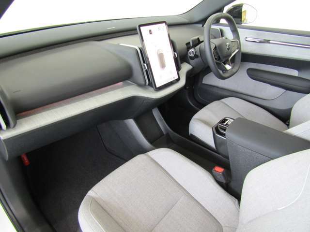 疲れにくく設計されたシートは、運転手だけでなく助手席の方にも快適な移動空間を提供します。