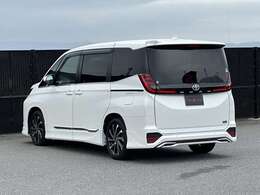 ☆走行7800km☆車検令和8年11月☆ボディカラー：ホワイトパールクリスタルシャイン☆安心ディーラー保証☆OP快適利便パッケージ（High）☆