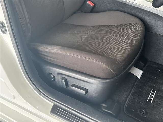 パワーシート搭載。微妙な調整が手軽にでき、最適なポジションで運転することが可能です。