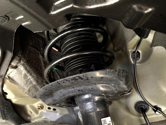 お車を安心してお乗りいただく為には、足回りの定期点検が欠かせません。サービスサポート（有償保証）では無料点検もご提供しており、安心のカーライフをお過ごしいただけるサポート体制が整っています。