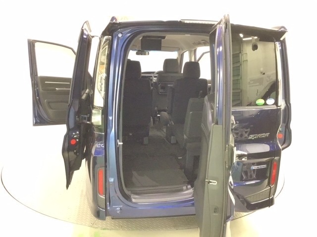 開口部も広く荷物の積み下ろしもしやすいお車となっております。また、床下にも収納スペースがあります。