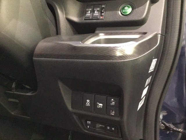 リアドアは乗り降りに便利な両側電動スライドドアです。また運転席に座っていながらスイッチ操作で自在にスライドドアを開け閉めできます。
