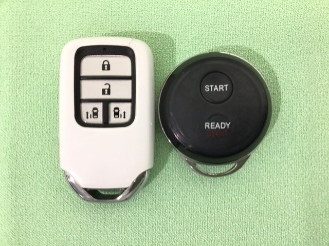 スマートキー付きですからドアロックの開閉およびエンジンスタートが楽々です。電動スライドドアの開け閉めもボタンで操作できます。スペアキーも同じものを用意しております。