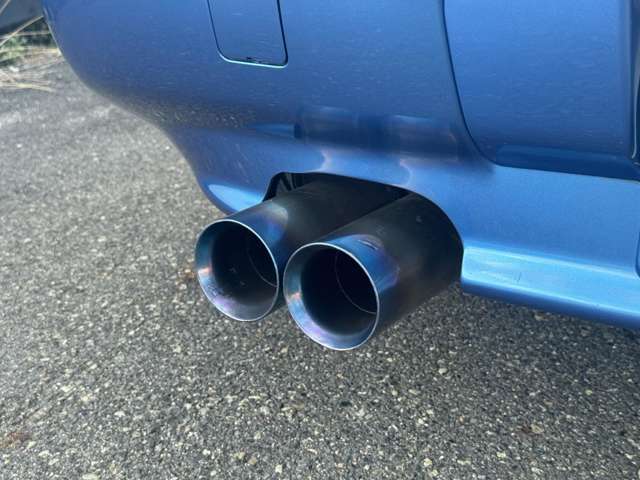 ワンオフマフラー装着車です。
