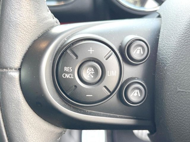 ●アクティブクルーズコントロール：前の車との車間距離を一定にとりつつ、一定速度で自動走行してくれる次世代のクルーズコントロール！主に高速道路や自動車専用道路で使用する便利な機能です！
