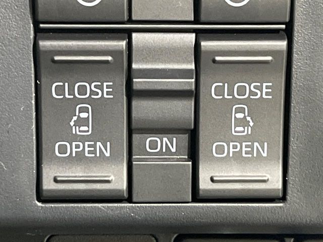 【両側パワースライドドア】スマートキーや運転席のスイッチで後席両側スライドドアの開閉が可能♪電動だから力を入れてドアを開ける必要が無く、小さなお子様でも簡単に開け閉めでき快適です♪