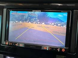【バックカメラ】駐車時に後方がリアルタイム映像で確認できます。大型商業施設や立体駐車場での駐車時や、夜間のバック時に大活躍！運転スキルに関わらず、今や必須となった装備のひとつです！