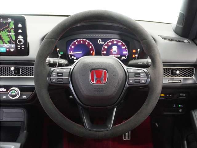 【Honda SENSING】 カメラ等装置で精度の高い検知能力を発揮、安全運転を支援します。ステアリング上のコントローラーに注目！