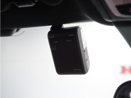 ◆ドライブレコーダー◆映像・音声などを記録する自動車用の装置です。　もしもの事故の際の記録はもちろん、旅行の際の思い出としてドライブの映像を楽しむことができます。