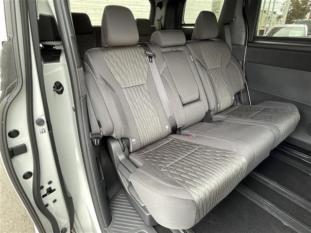 【セカンドシート】2列目もゆったりドライブを楽しめます。掲載箇所以外にご希望の写真がございましたらお気軽にお問い合わせ下さい。フロアマットは汚れが気になる場合は新品のご注文も承ります。