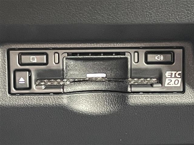 【ETC2.0（DSRC/ITSスポット）】ETCカードを挿入すれば料金所はノンストップで通過できます。ETC限定の割引や、高速道路の情報提供サービスを利用できます。