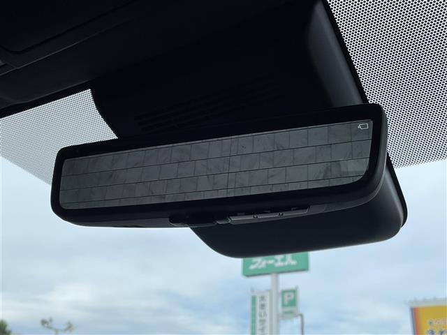【デジタルルームミラー】車両後方カメラの映像をルームミラーに映すことが出来ます。 そのため、後席に人や荷物があって後方が見えづらい場合でもしっかり視界を確保することが出来ます。