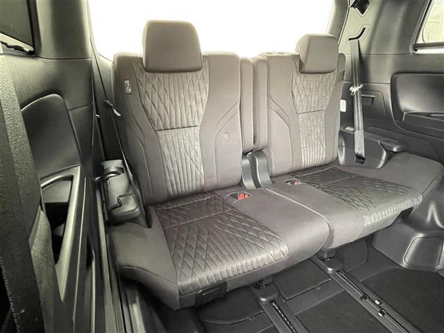 【サードシート】3列目もゆとりがあり居心地よくお過ごしいただけます。掲載箇所以外にご希望の写真がございましたらお気軽にお問い合わせ下さい。フロアマットは汚れが気になる場合は新品のご注文も承ります。