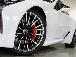 切削光輝＋スーパーグロスブラックメタリック塗装21インチ鍛造アルミホイール（フロント245/40RF21＋リヤ275/35RF21ランフラットタイヤ＆鍛造アルミホイール）