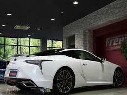 ●アクティブリヤウイング（格納式）●パフォーマンスダンパー(リヤ)