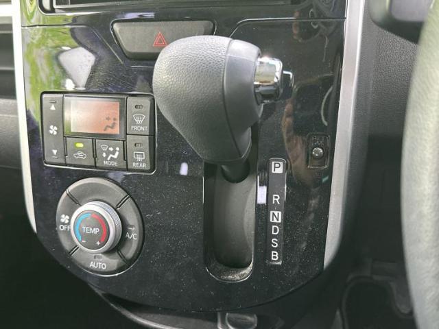 WECARSの展示場では実際に見て、触ってお車をお選びいただけます！知識の豊富な営業スタッフが様々なカーライフをご提案いたします！