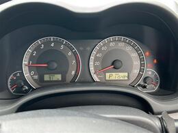 【ディスプレイ付きメーター】燃費や車両状態をスピードメーターの傍に表示することで、クルマの状況を把握しながらドライブできます。