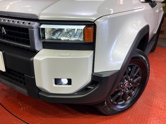 【LEDヘッドライト】悪天候や夜間走行時も良好な視界を確保し安心して運転できる高輝度LEDヘッドライトを装備！点灯速度が早く、消費電力も抑えられています。