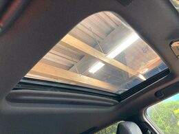【サンルーフ】開放感たっぷりの希少装備、サンルーフが装着されています！車内に明かりを取り入れたり景色を楽しむ以外にも、車内の空気も簡単に換気できて快適です！