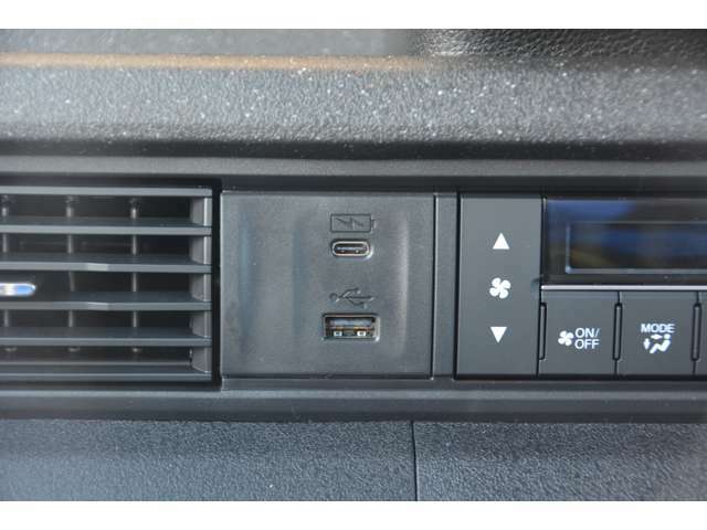 ナビに接続したビルトインUSBジャック（Type-A）＆急速充電が可能なビルトインUSBジャック（Type-C）が付いています！※Apple　CarPlayは無線接続可能です。