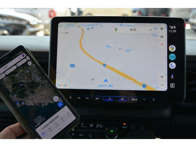 「Apple　CarPlay」でiPhoneをナビに接続、「Android　Auto」でアンドロイドのスマホを接続すれば、グーグルマップも大画面ディスププレイに表示できます♪