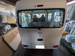 明るく元気なスタッフが1台1台丁寧に内外装クリーニング、点検・整備を行っております。