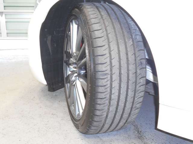 走行距離も少なくフロントタイヤの溝も十分残っております。タイヤサイズ245/40RF19です。