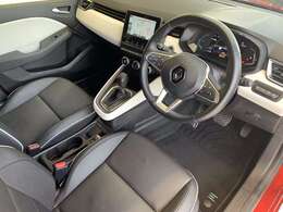 広い空間を利用したショールームには弊社が厳選した、良質なルノー認定中古車を展示しております。