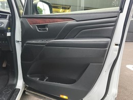 運転席側のドア内張です！目立つ傷等も無く綺麗に保たれております！ご納車時には当社スタッフによる徹底的なクリーニング後ご納車させていただきます！