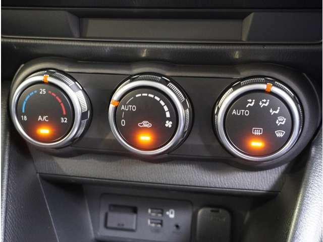 オートエアコンなので温度だけあわせていれば、室内は快適温度に！