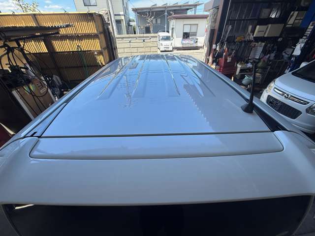 屋根の状態です。ご覧の通り、とてもきれいな状態で、修復歴は一切ありません。目立つ傷や凹みもなく、塗装も色褪せや不具合がなく良好です。