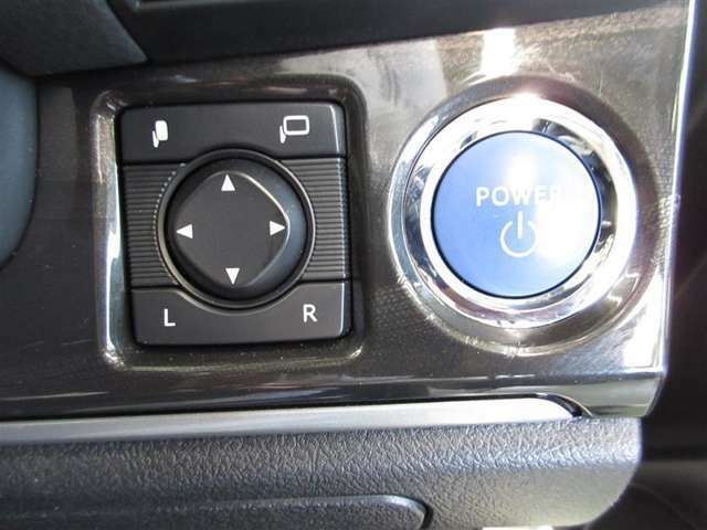 プッシュ式のスタートボタンと、ミラーの調節スイッチです。ドアロックで自動的にミラーを折りたたむことができます。