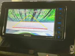 【バックカメラ】駐車時に後方がリアルタイム映像で確認できます。大型商業施設や立体駐車場での駐車時や、夜間のバック時に大活躍！運転スキルに関わらず、今や必須となった装備のひとつです！