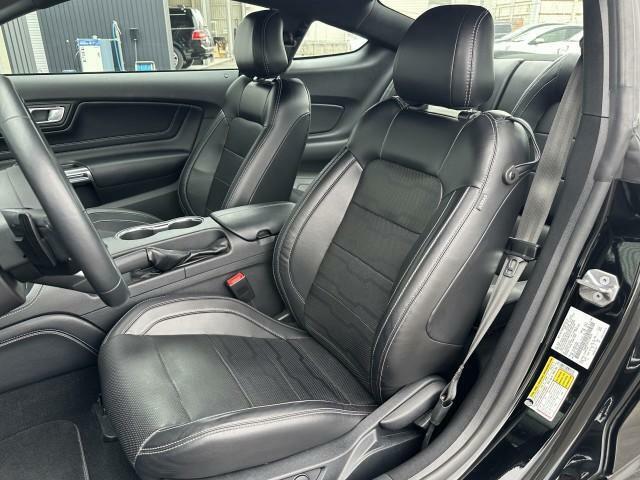 ブラックレザーシートになり、運転席・助手席はパワーシートになっており、シートヒーター・シートベンチレーションが装備されております。