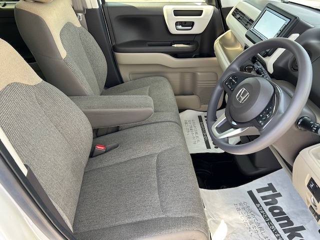 乗り心地の良いフロントシートです。足回りも広々としておりますので、長時間の運転も疲れづらいですよ。