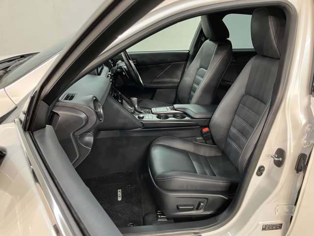 心躍る体験を。操る歓びを。上質な乗り心地がレクサスとなります。ご満足いただける事と思います。