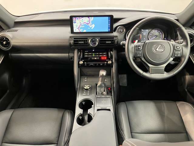 レクサスは、先進性とエレガンスが融合し、すぐれた操縦安定性と上質な乗り心地が魅力です。