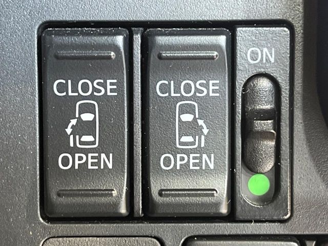 【両側パワースライドドア】スマートキーや運転席のスイッチで後席両側スライドドアの開閉が可能♪電動だから力を入れてドアを開ける必要が無く、小さなお子様でも簡単に開け閉めでき快適です♪