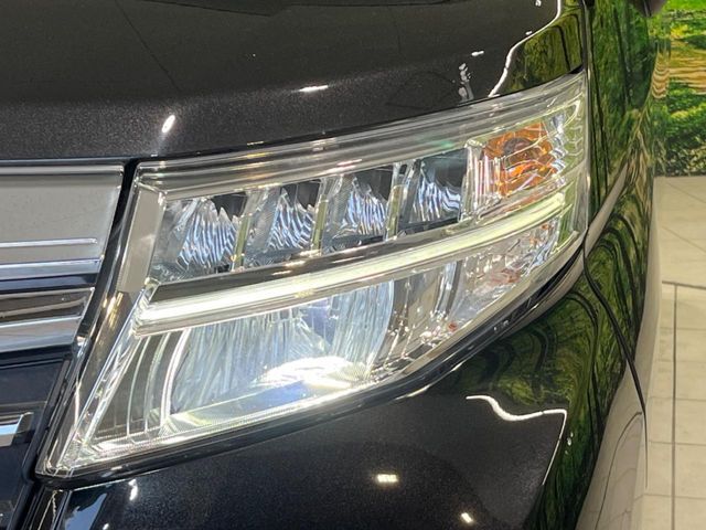 【LEDヘッドライト】悪天候や夜間走行時も良好な視界を確保し安心して運転できる高輝度LEDヘッドライトを装備！点灯速度が早く、消費電力も抑えられています。