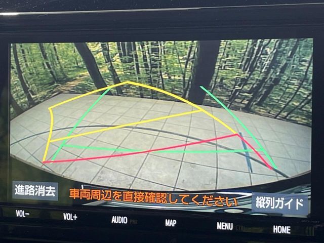 【バックカメラ】駐車時に後方がリアルタイム映像で確認できます。大型商業施設や立体駐車場での駐車時や、夜間のバック時に大活躍！運転スキルに関わらず、今や必須となった装備のひとつです！