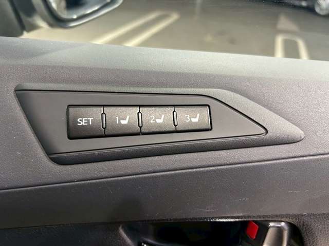 【運転席ポジションメモリー付パワーシート】ワンタッチで記憶させていたシートの前後・リクライニングはもちろんシートリフターも備えます☆快適なドライブをお楽しみ下さい♪