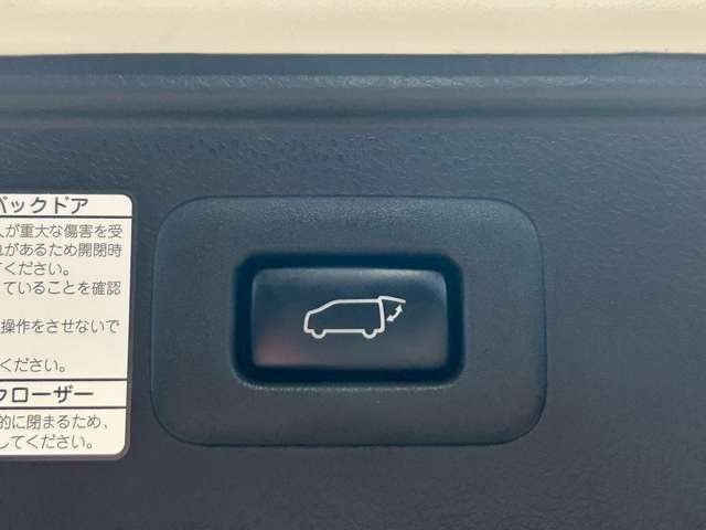【パワーバックドア】ワンタッチでバックドアが開き、閉める場合もワンタッチで操作可能で便利性UPです☆運転席からも、スマートキーからの操作も可能です♪