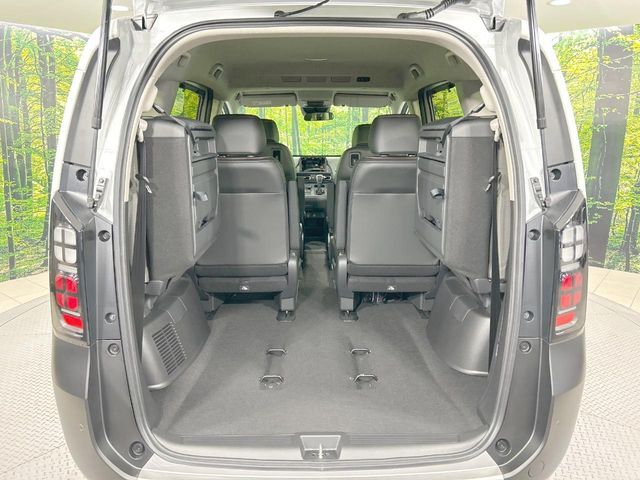 普段のお買い物や通勤、送迎等に十分な荷室スペースを確保しております。セカンドシートを倒すと、大きな荷物の積載も可能です♪