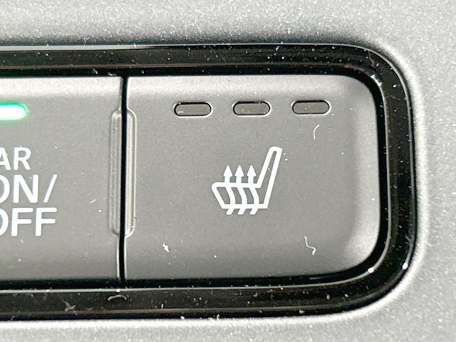 【シートヒーター】寒い日に重宝するシートヒーター！エアコンより早く温まってくれるので寒がりの人も安心ですね♪エアコンの温風は乾燥するから苦手、という方にもをおすすめです。