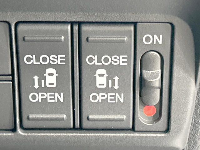 【両側パワースライドドア】スマートキーや運転席のスイッチで後席両側スライドドアの開閉が可能♪電動だから力を入れてドアを開ける必要が無く、小さなお子様でも簡単に開け閉めでき快適です♪