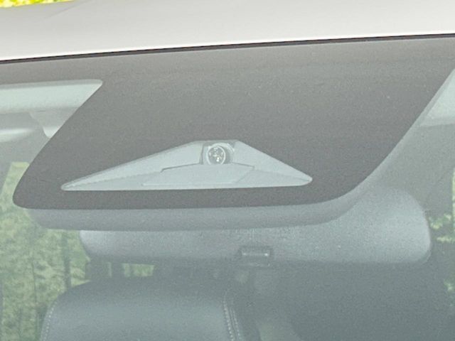 【ホンダセンシング】走行中に前方の車両等を認識し、衝突しそうな時は警報とブレーキで衝突回避と被害軽減をアシスト。より安全にドライブをお楽しみいただけます。